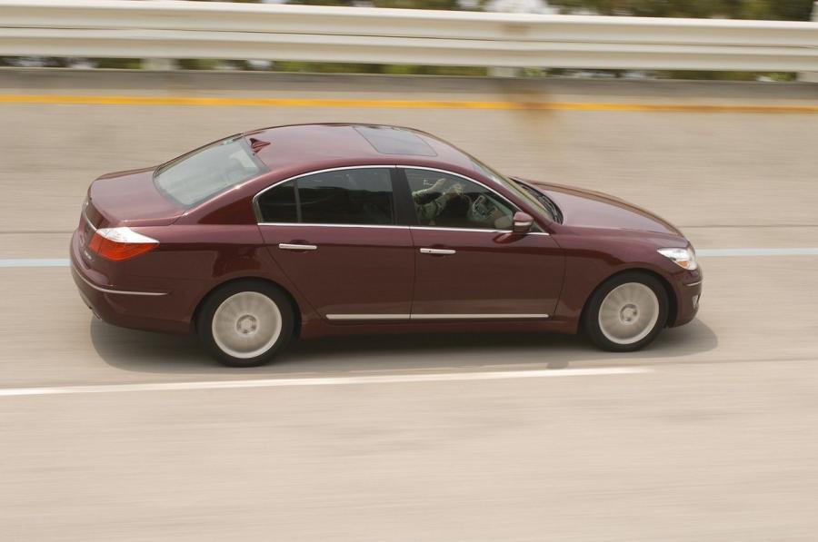  Hyundai Genesis 4.6L V8 2009 года  (фото 7 из 21)